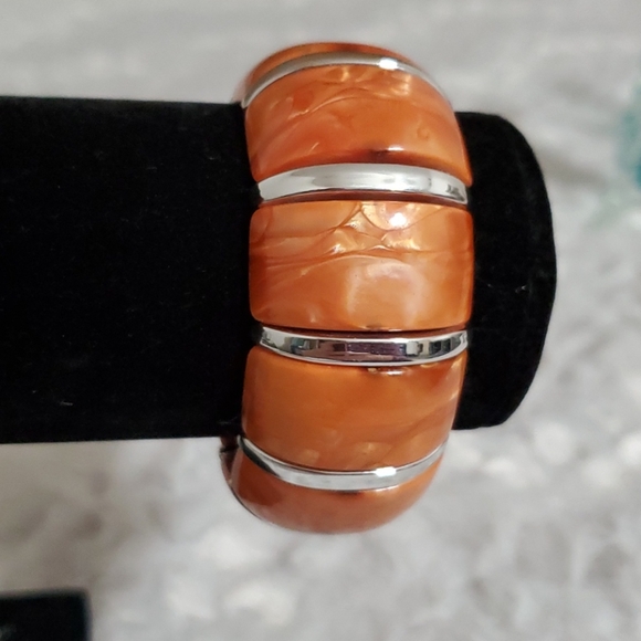 Faux marbleized orange acrylic stretchy silvertone bracelet - Picture 2 of 4
